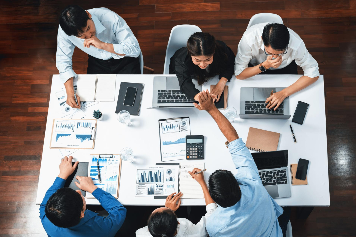 Data that Thinks Services that Deliver